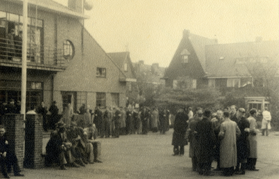 811794 Afbeelding van de op het schoolplein van de Johan de Wittschool (Beethovenplein) te Utrecht verzamelde leden van ...